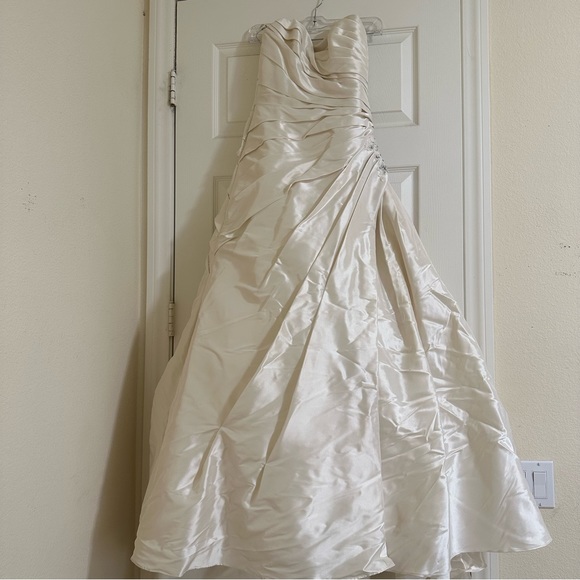 Maggie Sottero Benita Strapless Wedding Gown and 2 Wedding Veils - Picture 6 of 16